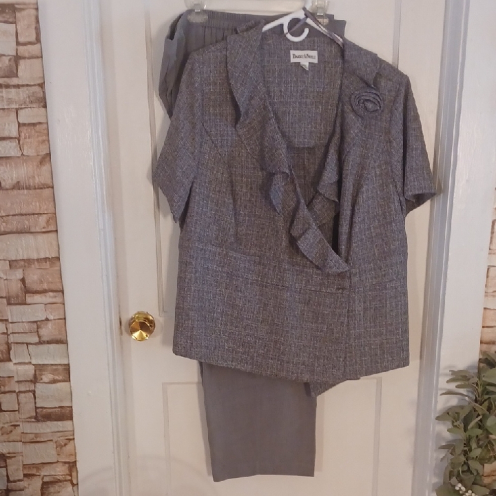 Gray Two-Piece Suit with Ruffle Detail Womens Size 24W